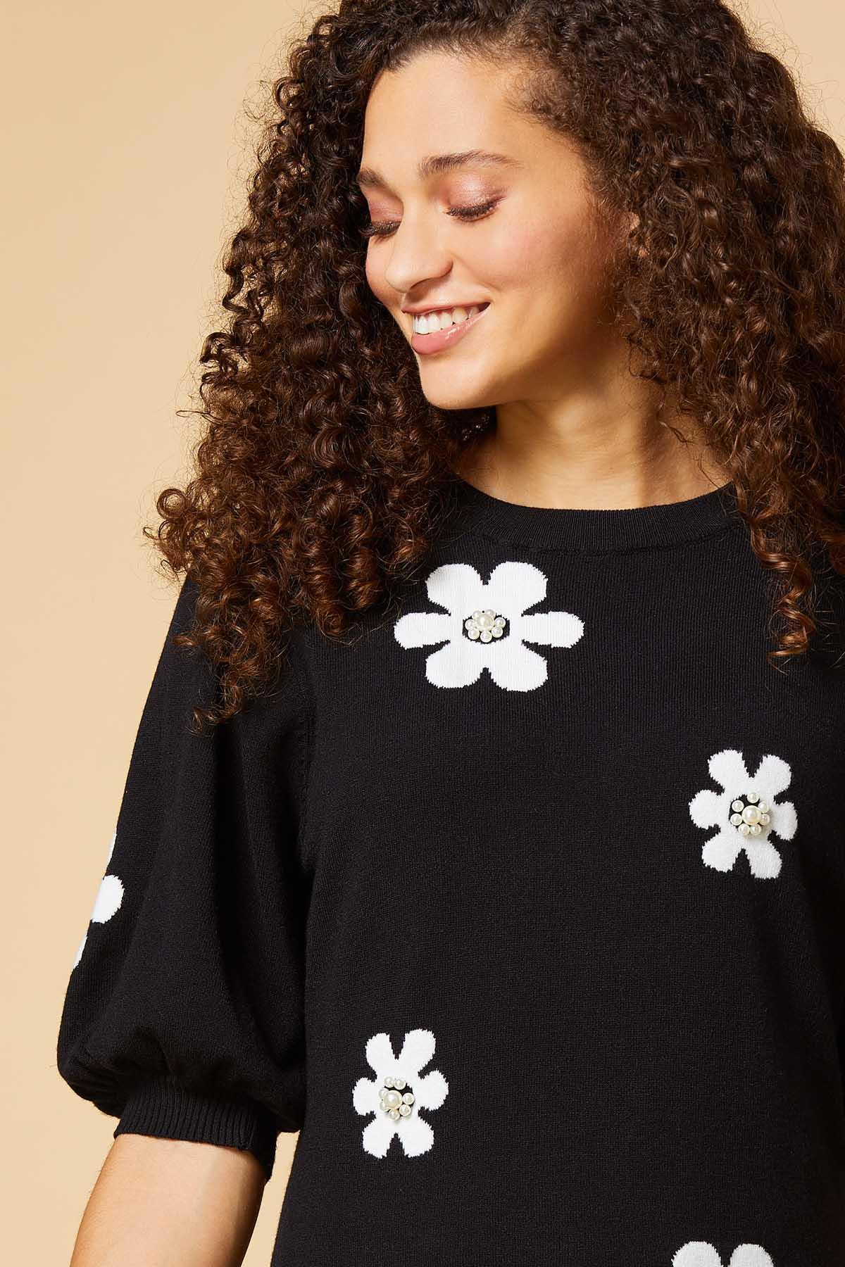 Versona upsy daisy sweater